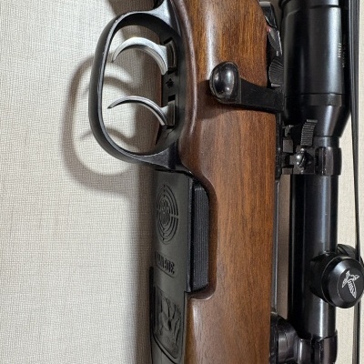 Rifle com coronha de madeira, gatilho duplo e luneta preta