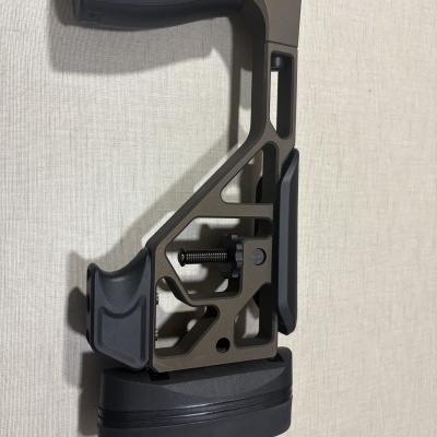 Coronha ajustável metálica e preta para arma