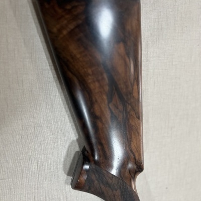 Coronha de madeira escura com acabamento brilhante e topo castanho alaranjado