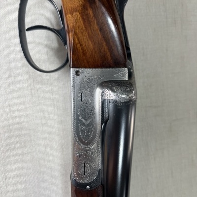 Espingarda de canos duplos com detalhes em madeira e metal