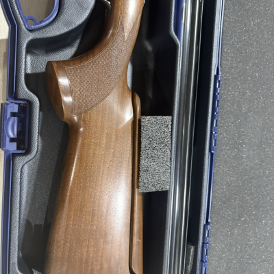 Espingarda de cano duplo com coronha em madeira numa mala acolchoada