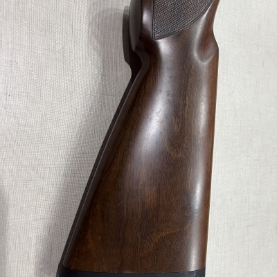 Coronha de arma de fogo em madeira castanha escura com base preta