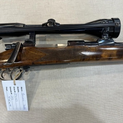 Espingarda de caça com coronha de madeira e mira telescópica preta