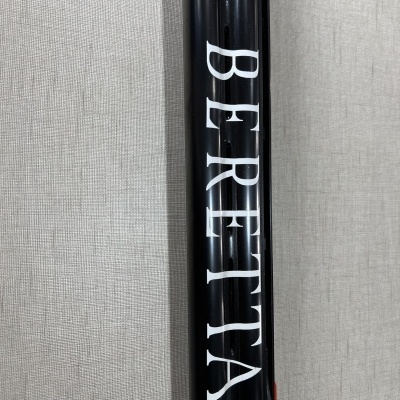 Tubo cilíndrico preto com texto 'BERETTA'