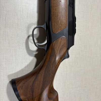 Parte posterior de arma em madeira e metal