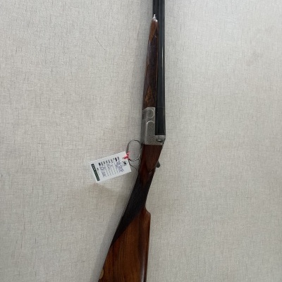 Espingarda de caça calibre 12 com madeira castanha e cano duplex em metal negro