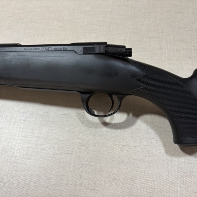 Rifle preto com inscrições Fabbrica darmi SABATTI made in Italy e superfície cinza clara texturizada