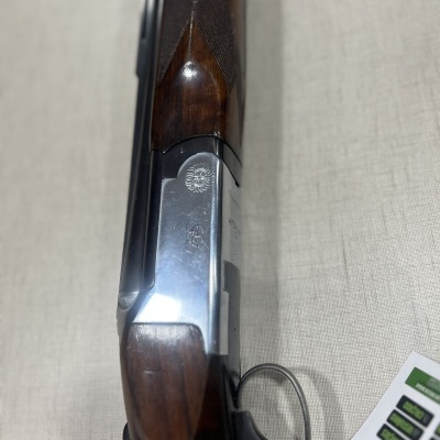 Espingarda com cano duplo em metal prateado e empunhadura em madeira castanha escura