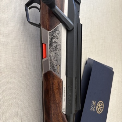 Rifle Beretta com coronha em madeira e gravação artística no metal