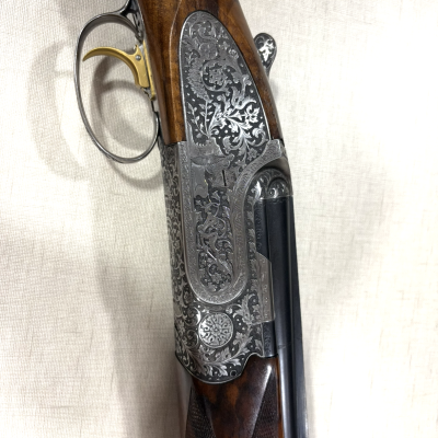 Espingarda com detalhes em madeira e metal gravado
