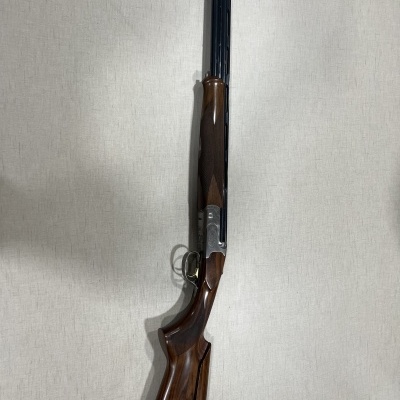 Espingarda de canos duplos com coronha de madeira castanha