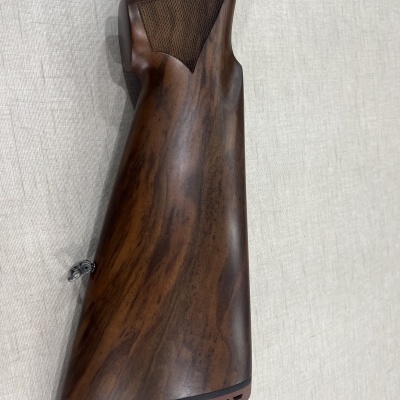 Coronha de espingarda em madeira castanha escura com apoio de borracha