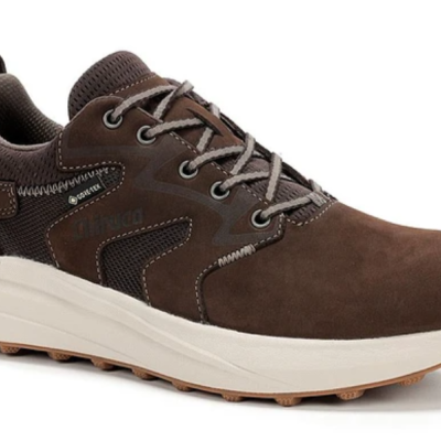 Ténis castanhos escuros Lowa com sola branca e detalhes em cinzento.