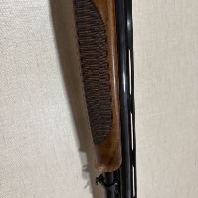 Rifle com cabo em madeira castanha e cano metálico preto