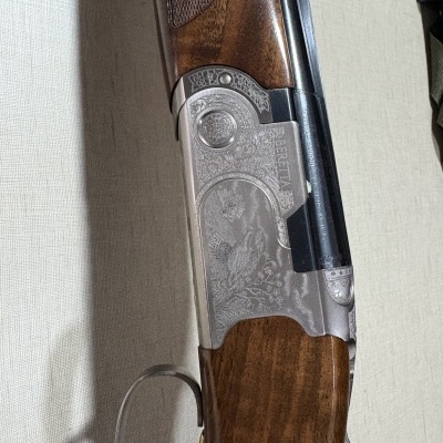 espingarda Beretta com madeira castanha e gravações metálicas detalhadas