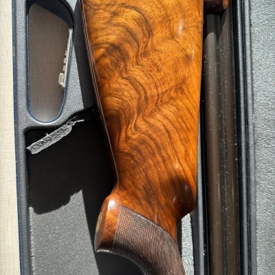 Riceira de arma de fogo em madeira polida com acabamento emborrachado, dentro de estojo preto acolchoado