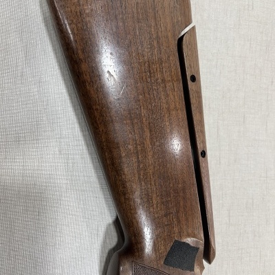 Ponteira de espingarda em madeira castanha com detalhe preto