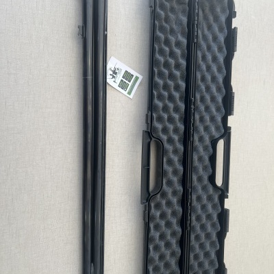 Mala preta rígida com interior em espuma ondulada e dois tubos metálicos pretos ao lado