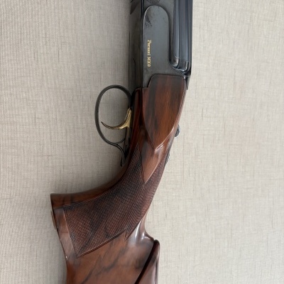Espingarda Perazzi MX8 com coronha em madeira e gatilho dourado
