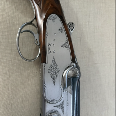 Espingarda de caça com gravações em metal e madeira castanha