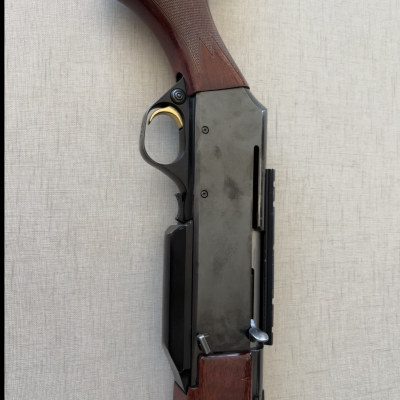 Espingarda com coronha e empunhadura em madeira castanha e parte metálica preta