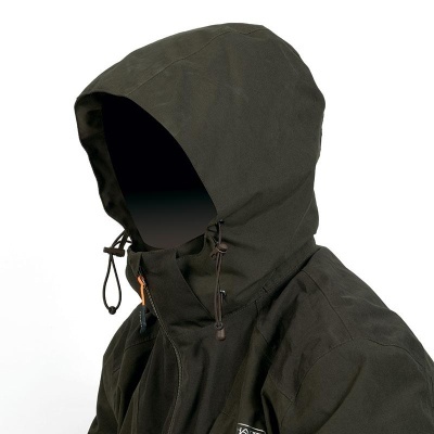 Casaco escuro com capuz e cordões ajustáveis