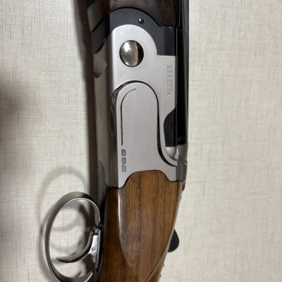 Espingarda Beretta modelo 692 com cabo de madeira e corpo metálico