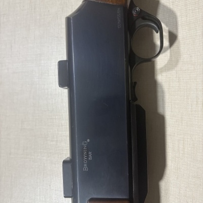 Caixa de rifle preto e madeira castanha com texto BROWNING BAR