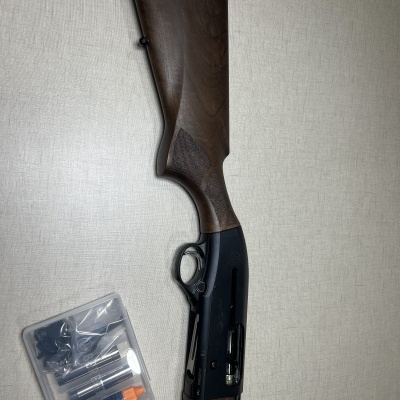 Espingarda com coronha em madeira castanha e acessórios em estojo plástico