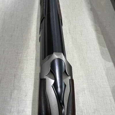 Espingarda de canos duplos com estrutura metálica e madeira