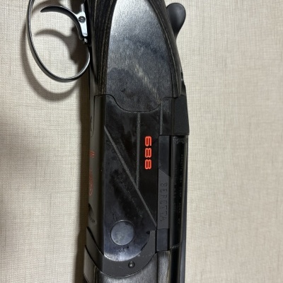 Espingarda Beretta 686 preta com madeira escura