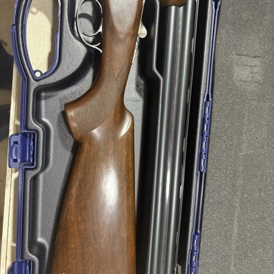 Espingarda em mala de transporte preta com interior almofadado