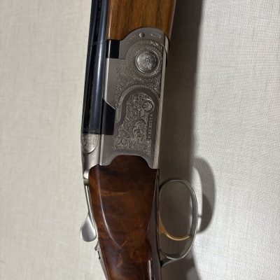 Espingarda de caça com madeira castanha e metal gravado P. BERETTA