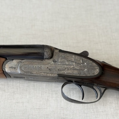 Espingarda de caça dupla com detalhes gravados metal e madeira