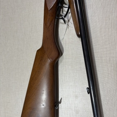 Espingarda de canos duplos com coronha em madeira