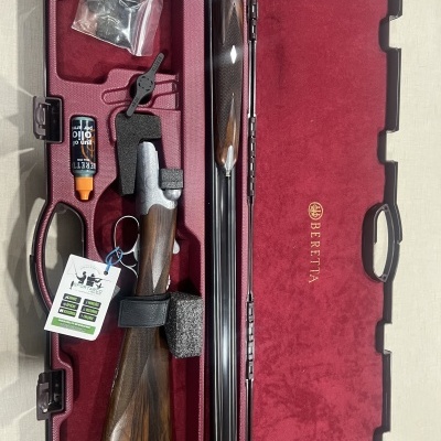 Espingarda Beretta desmontada em estojo com interior vermelho