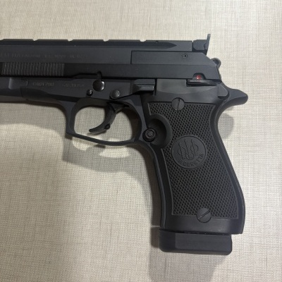 Parte de pistola preta com empunhadura texturizada e marca P. BERETTA