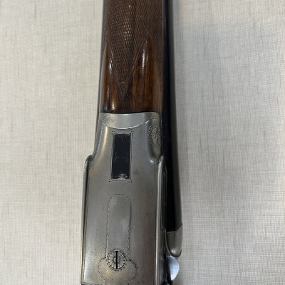 Espingarda de madeira castanha e metal prateado