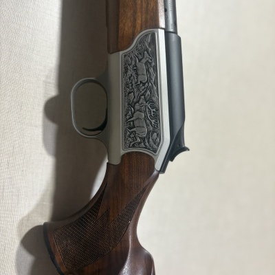 Espingarda com gravura de veados na parte metálica e coronha de madeira
