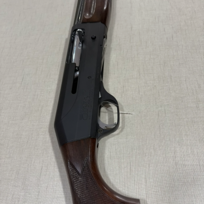 Espingarda com coronha em madeira castanho escuro e caixa metálica preta com gravação
