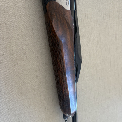 Arma de fogo Benelli Endurance Best com coronha em madeira castanha escura e metal prateado