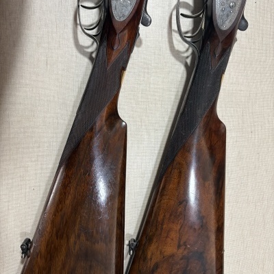 Coronhas de carabinas de madeira castanha com guarda-mato de metal prateado e gatilhos duplos
