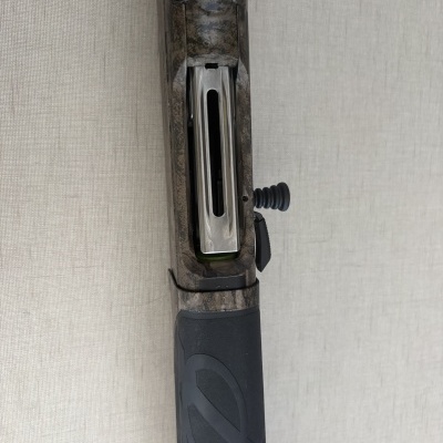 Espingarda semi-automática camuflada com empunhadura preta