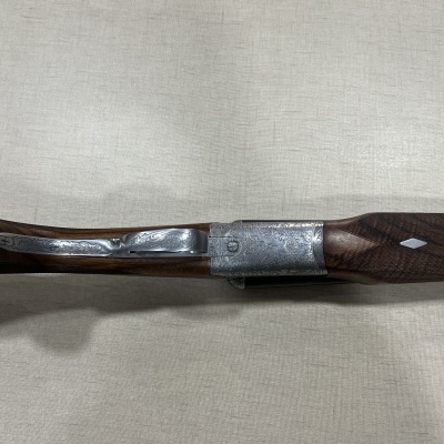 Colher de madeira com cabo e detalhe metálico em fundo bege