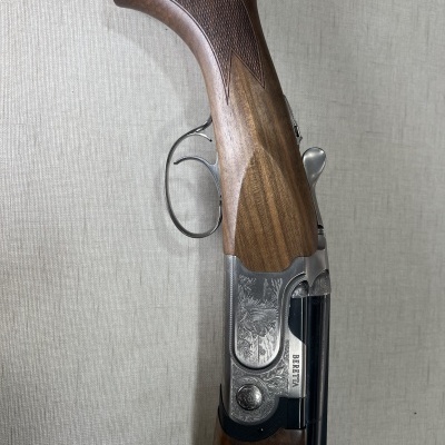 Espingarda de madeira e metal com a marca BERETTA visível