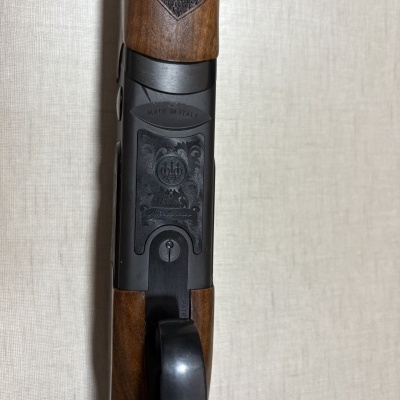 Parte central de arma de fogo com madeira e metal preto gravado