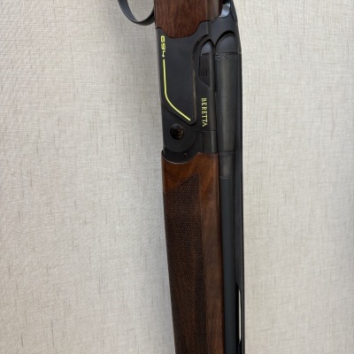 Espingarda Beretta 694 com madeira castanha e corpo preto