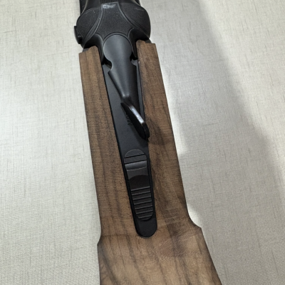 Espingarda com coronha em madeira e metal preto