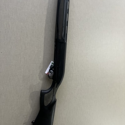 Espingarda preta com coronha sintética sobre fundo cinzento