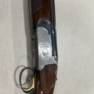 Espingarda de canos emparelhados com acabamento em madeira e metal gravado